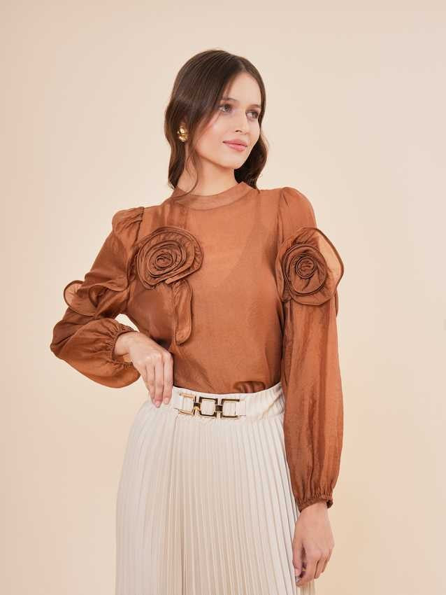 Gül Aplikeli Şifon Dik Yaka Bluz Camel